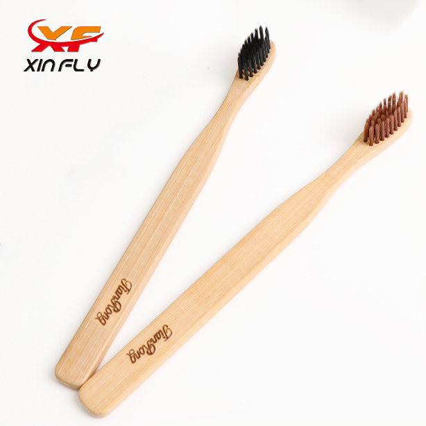 Brosse à dents en bambou à poils de charbon de bois naturel avec logo gravé