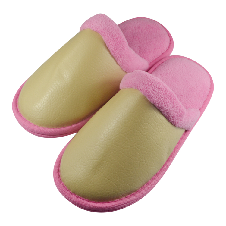 Bequeme silberfarbene EVA-Sohle. Hotel-Slipper aus weichem Velours mit individuellem Logo