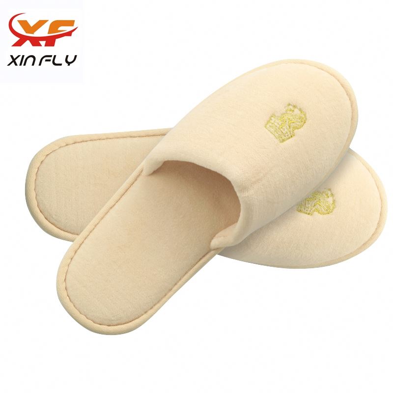 Personalisierter, offener Hotel-Slipper mit waschbarem Logo