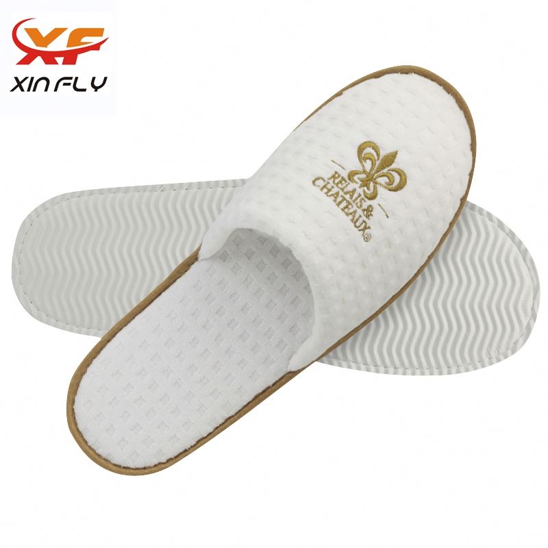 Zapatillas de hotel reutilizables con punta cerrada de fábrica de Yangzhou con logotipo