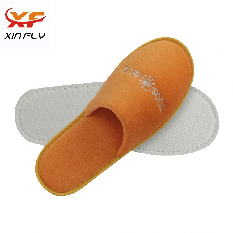 Zapatilla de hotel agradable con punta abierta de lujo para hombre.